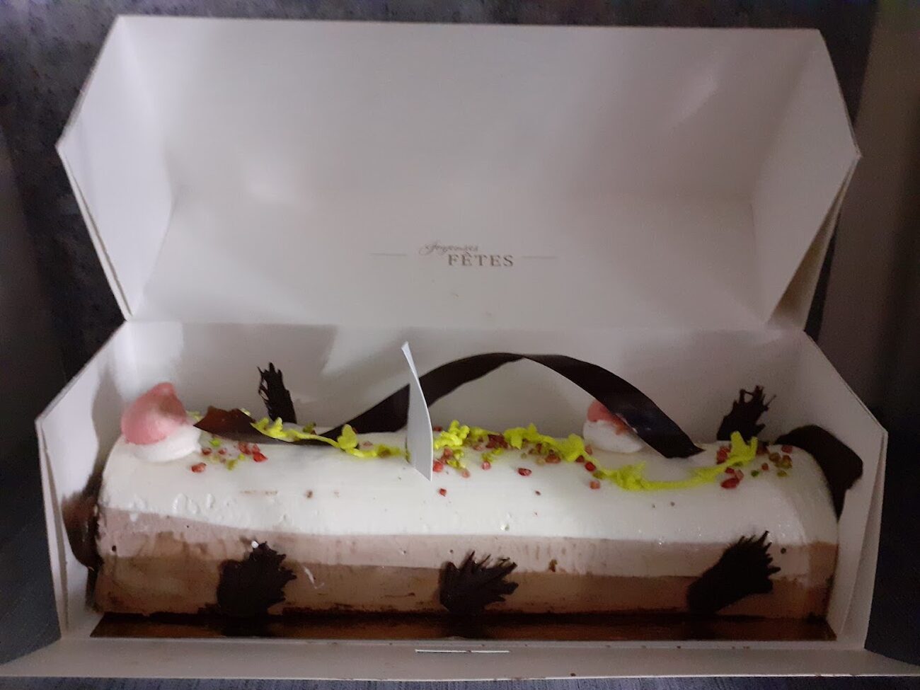 Bûche de Noël maison, prête pour les fêtes