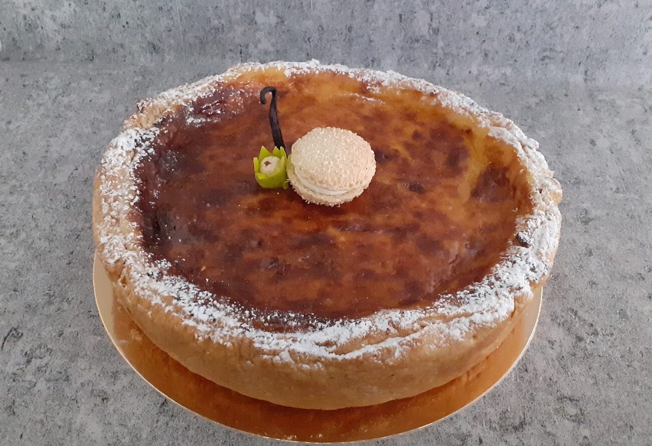 Flan pâtissier maison couronné d'un cornet de Murat