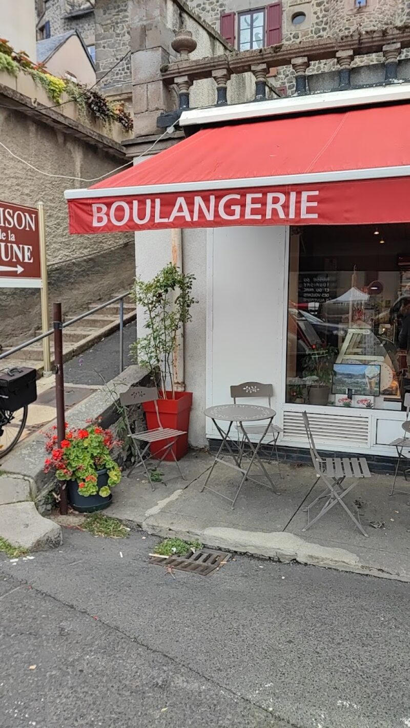 La boutique Aux Cornets de Murat, auvent rouge sur l'avenue des 12 et 24 Juin