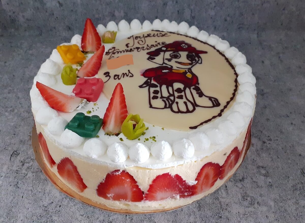 Gâteau d'anniversaire personnalisé aux fraises