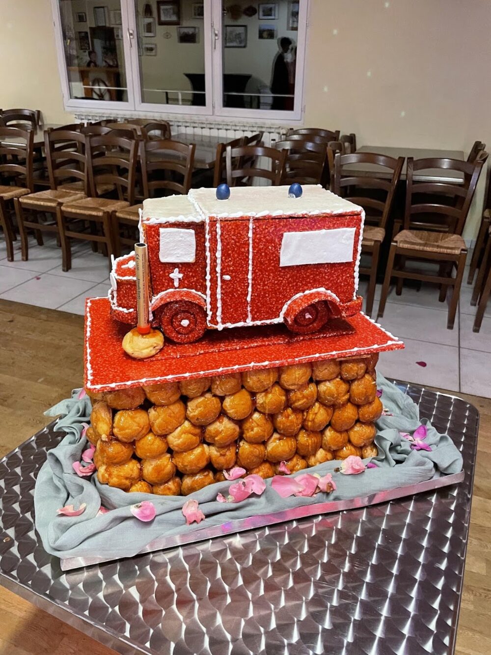 Pièce montée camion de pompiers sur couronne de choux, livrée en salle des fêtes
